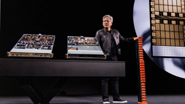 股指配资网 黄仁勋：未来十年属于自动驾驶和机器人